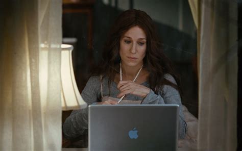 apple macbook laptop used by sarah jessica parker carrie bradshaw in sex and the city 2008 movie