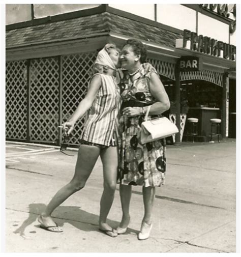 40 Cool Snapshots Show What Our Moms Wore At Beaches In The 1950s