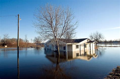 floods destroy homes farms  alexander county  levees overtopped