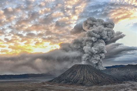 volcanoes erupt
