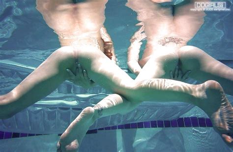 Underwater Lesbian 12 Pics Xhamster