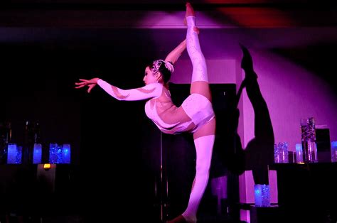 contortionist performing contortion photo  fanpop