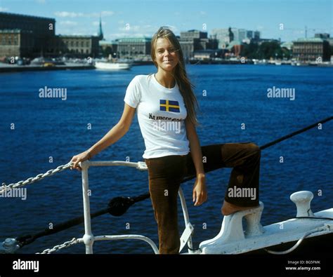 schwedisches mädchen an der waterfront von stockholm schweden