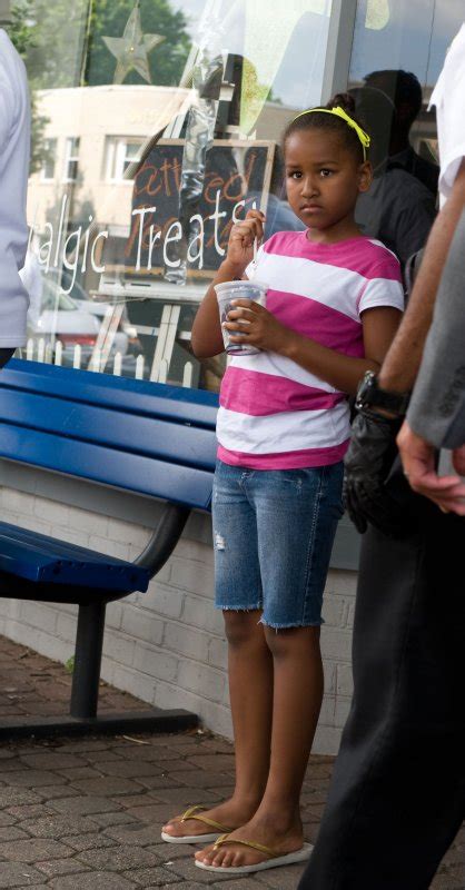 Obama Daughters Head For Ice Cream