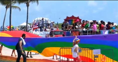 desfile del orgullo gay en miami beach
