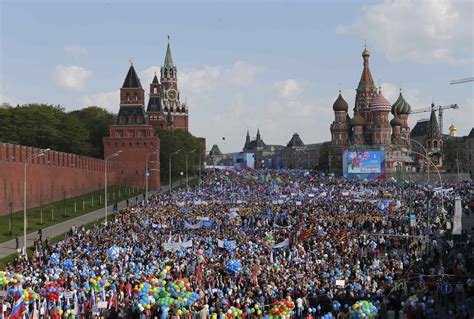 100 000 March As Moscow Revives May Day Tradition