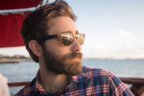 Free Photo Bearded Man Wearing Sunglasses