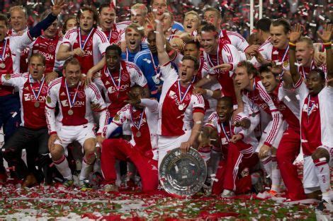 ajax prolongeert de titel en  voor de  keer landskampioen van nederland afc ajax soccer