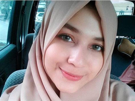 Foto Gaya Hijab Simpel Si Cantik Mona Rizqia Putri Pelawak Kadir