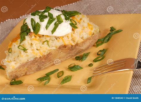 tweemaal aardappel  de schil met sjalotten kaas en zure room stock foto image  smakelijk