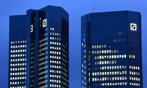 deutsche bank record loss coming    quarter fortune