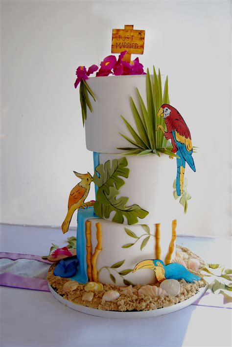gateauxs cake log parrot head