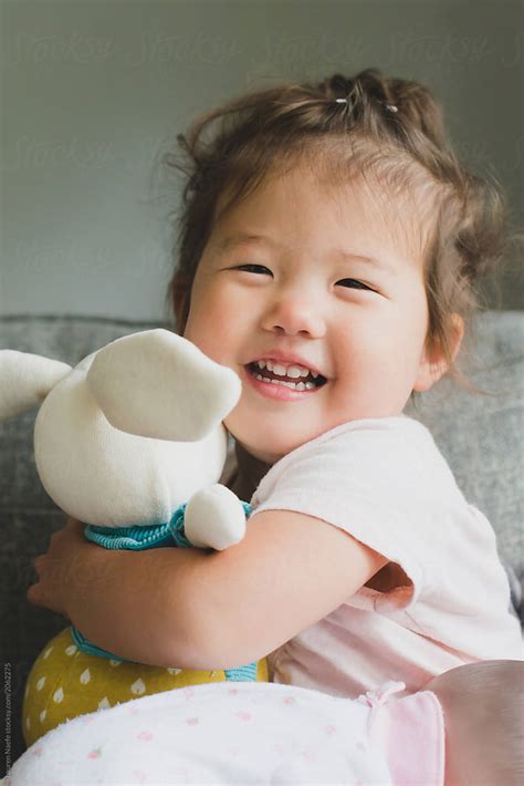 baby holding stuffed animal del colaborador de stocksy lauren lee