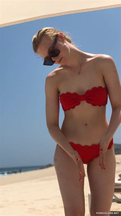 elle fanning shows off her stunning body in bikini