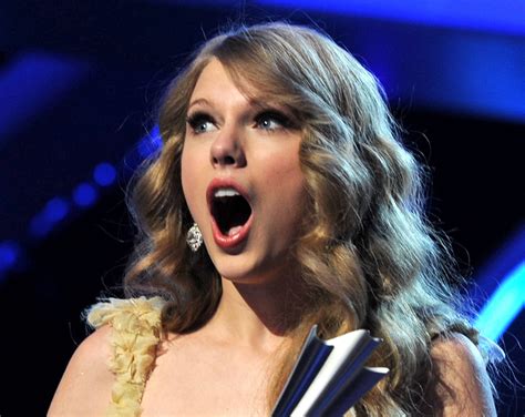 Taylor Swift Has A New Surprised Face During Country Music