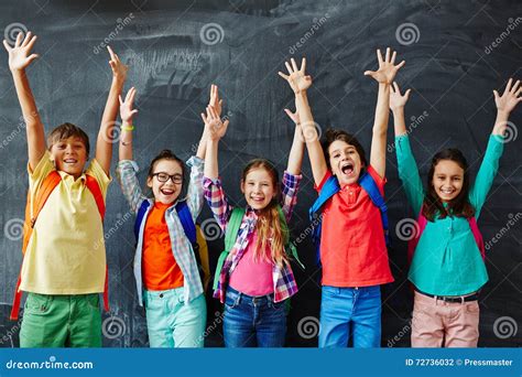 gelukkige schoolkinderen stock foto image  schoolmeisje