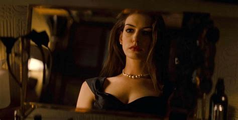 Anne Hathaway S Sultry Makeup As Selina Kyle The Dark
