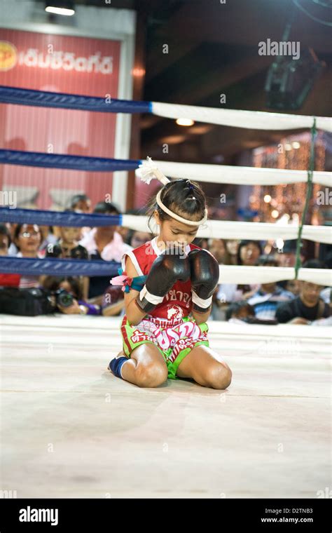 Niño Muay Thai Fotografías E Imágenes De Alta Resolución Alamy