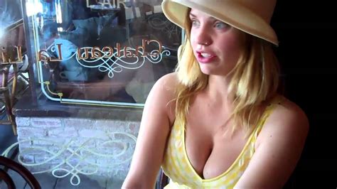 kelli garner parle francais youtube