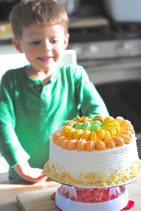 Cake Decorating Made Easy {and Thanksgiving Cake Idea