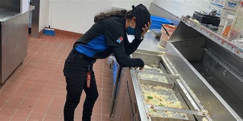 photo  dominos employees working  storm  viral