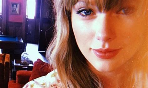 taylor swift shares her first selfie in weeks on instagram daily mail online
