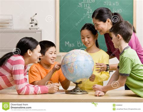 leraar en studenten die bol  klaslokaal bekijken stock foto image  hoofd gebied