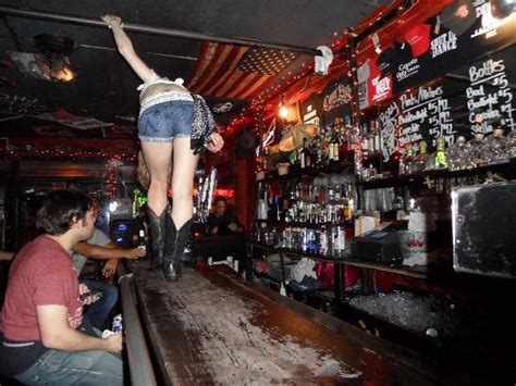 Barkeeperin Picture Of Coyote Ugly New York City