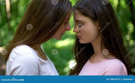 Sensaciones Blandas De Dos Lesbianas Hermosas Actitud Cariñosa Primer