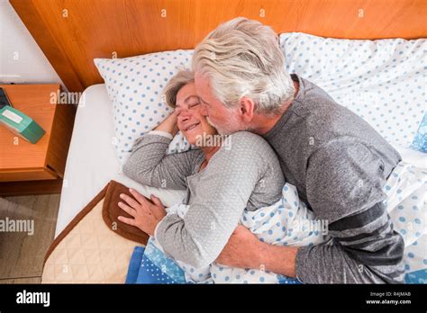 Rentner Im Alter Von Paar 70 Jahre Alt Im Bett Am Morgen Küssen Und