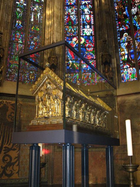 charlemagnes tomb aachen cathedral charlemagne european history