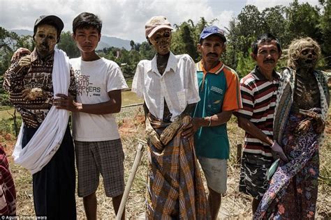 Ngeri Foto Penampakan Mayat Hidup Toraja Ini Kagetkan Dunia Plus