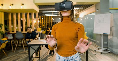 Foto Zum Thema Fröhliche Junge Frau Die Ihr Virtual Reality Headset