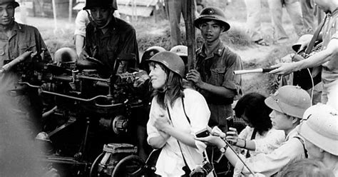 Hanoi Jane Fonda With Viet Cong Soldiers In Vietnam 1972 [2560 X 1536