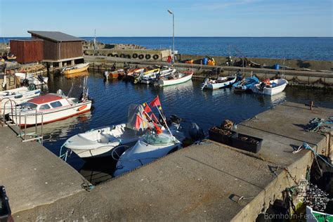 snogebaek insel bornholm daenemark fischerdorf mit hafen raeucherei