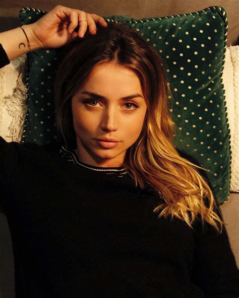just saw blade runner 2049 and holy smokes ana de armas is absolutely beautiful caveman