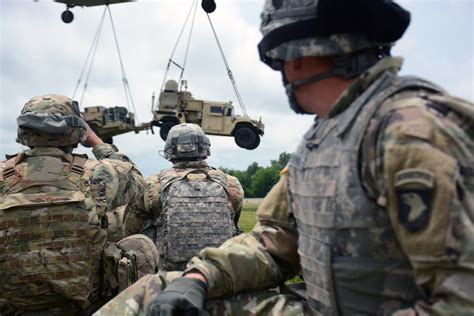First Soldiers To Sling Load Tactical Command Node Light