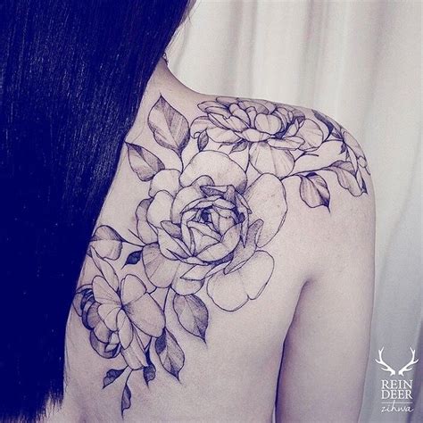 So In Love With The Peony In The Middle Tatouage Flower Tattoo