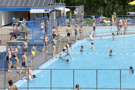 zwembad waarland open  kinderen plonzen  het bad noordhollands