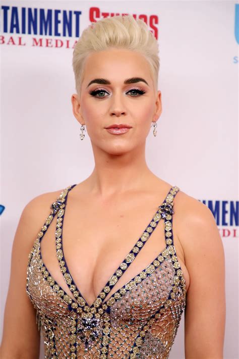 stunning blonde katy perry shows her beautiful boobs once