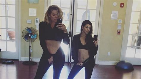 khloé και kourtney kardashian selfie στο γυμναστήριο