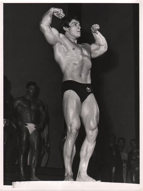 male bodybuilder muscle men physique photo studio arax helmut riedmeier