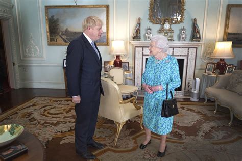 britains queen   figurehead     dragged  brexit politics   york times