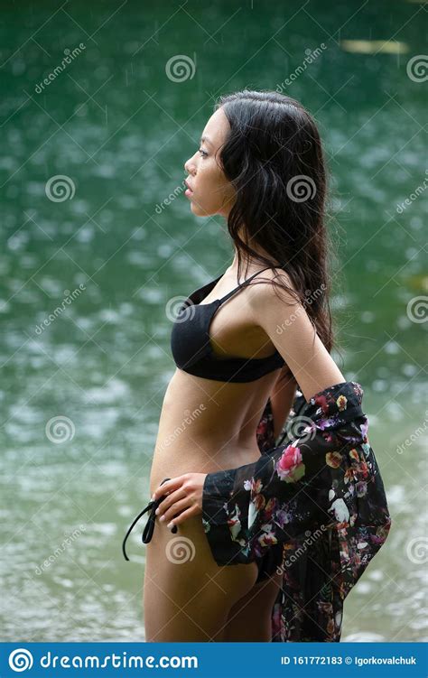 mooie jonge slanke aziatische vrouw in bikini stock afbeelding image