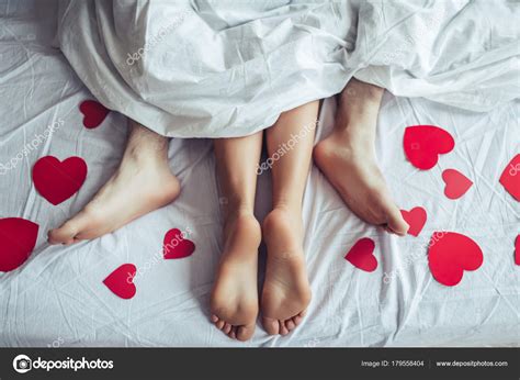 pareja joven en la cama — foto de stock © 4pmphoto 179558404