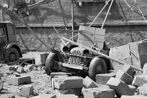 destruction war car  photo  pixabay