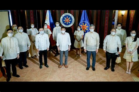 duterte confers order of lapu lapu on heroes of pgh fire abs cbn news