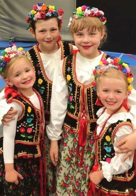 Polish Girls In Traditional Dress Polish Traditional Costume