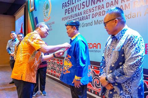 galeri foto sekda kota medan wiriya alrahman  membuka workshop