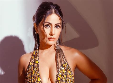 Hina Khan Opened Her Jackets Buttons In Front Of The Camera To Show Bo